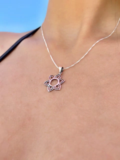 Colar Flor Trabalhada Envelhecida 40cm - comprar online