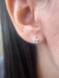 Brinco Estrela Detalhes Vazados Cravejada 7mm