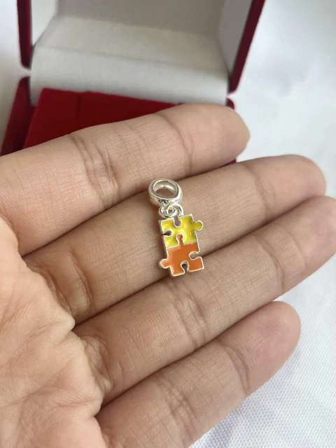 Berloque Autismo Laranja e Amarelo Resinado