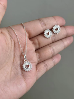 Conjunto Brincos + Colar Coração Vazado Cravejado com Zircônias Cristais 11mm 45cm - comprar online