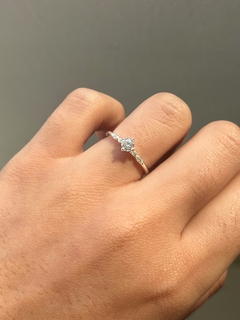 Anel Solitário 4mm Aro com 2 Detalhes de Microzirconias na internet