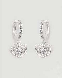 Argola Click Cravejada com Coração Cravejado e detalhes Vazados