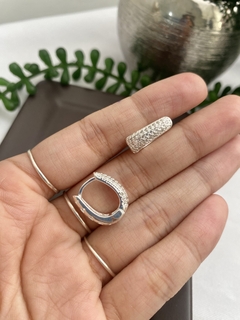 Argola Click 3 Fileiras de Zircônias Cristais com Detalhes Vazados Luxo 16mm - comprar online