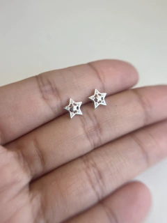Brinco Estrela Detalhes Vazados Cravejada 7mm - comprar online