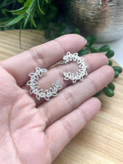 Brinco Raminhos Folhas Cravejado 22mm - comprar online