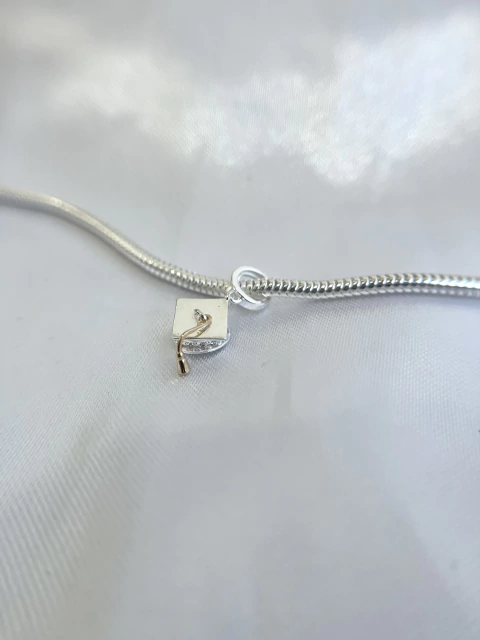 Berloque Chapéu de Formatura Detalhe Cravejado - comprar online