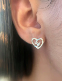 Brinco Coração Vazado com Ponto de Luz 10x12mm - comprar online