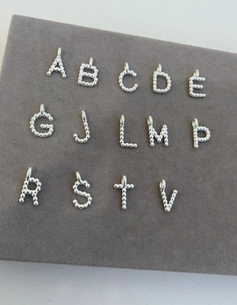 Pingente Letras Mini Bolinhas 12mm - comprar online