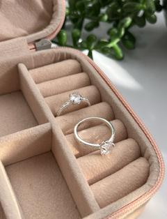 Anel Solitário Zircônia 6mm Aro com Detalhes - comprar online