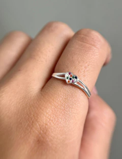 Anel Coração Zircônias Coloridas e detalhes vazados 4x6mm - comprar online