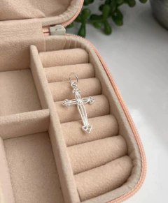 Pingente Cruz Trabalhada Detalhes Vazados 28x18mm - comprar online