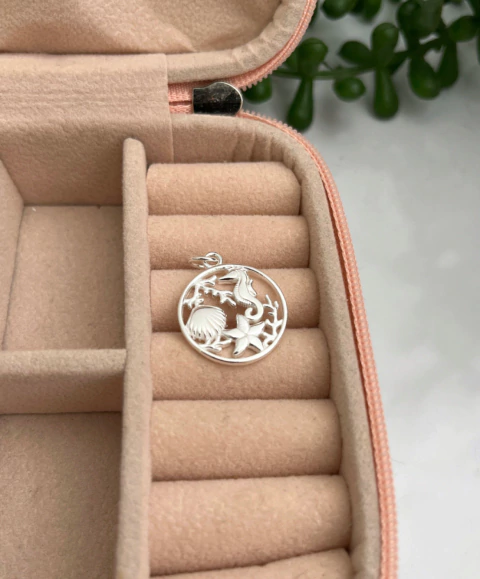 Pingente Medalha Praiana Cavalo Marinho/ Concha e Estrela do Mar 18mm - comprar online