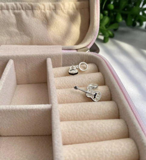 Berloque Violão Detalhes Vazados e Resinados - comprar online