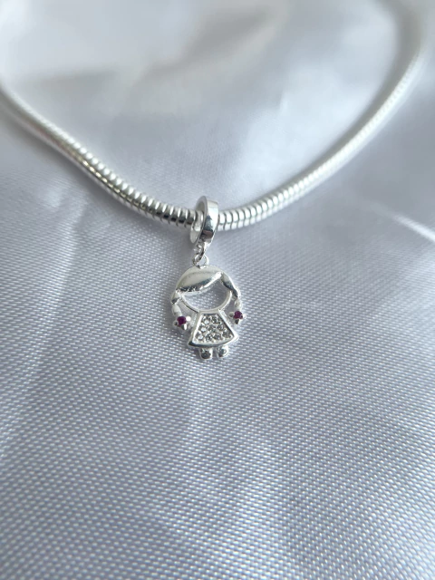 Berloque Menina Cravejado Cristais com Maria Chiquinha - comprar online