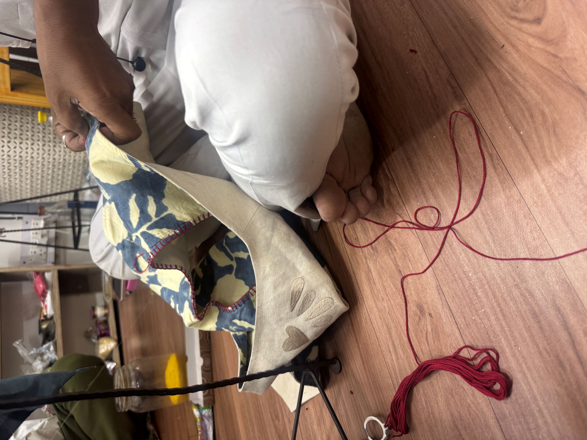 Artesana cosiendo