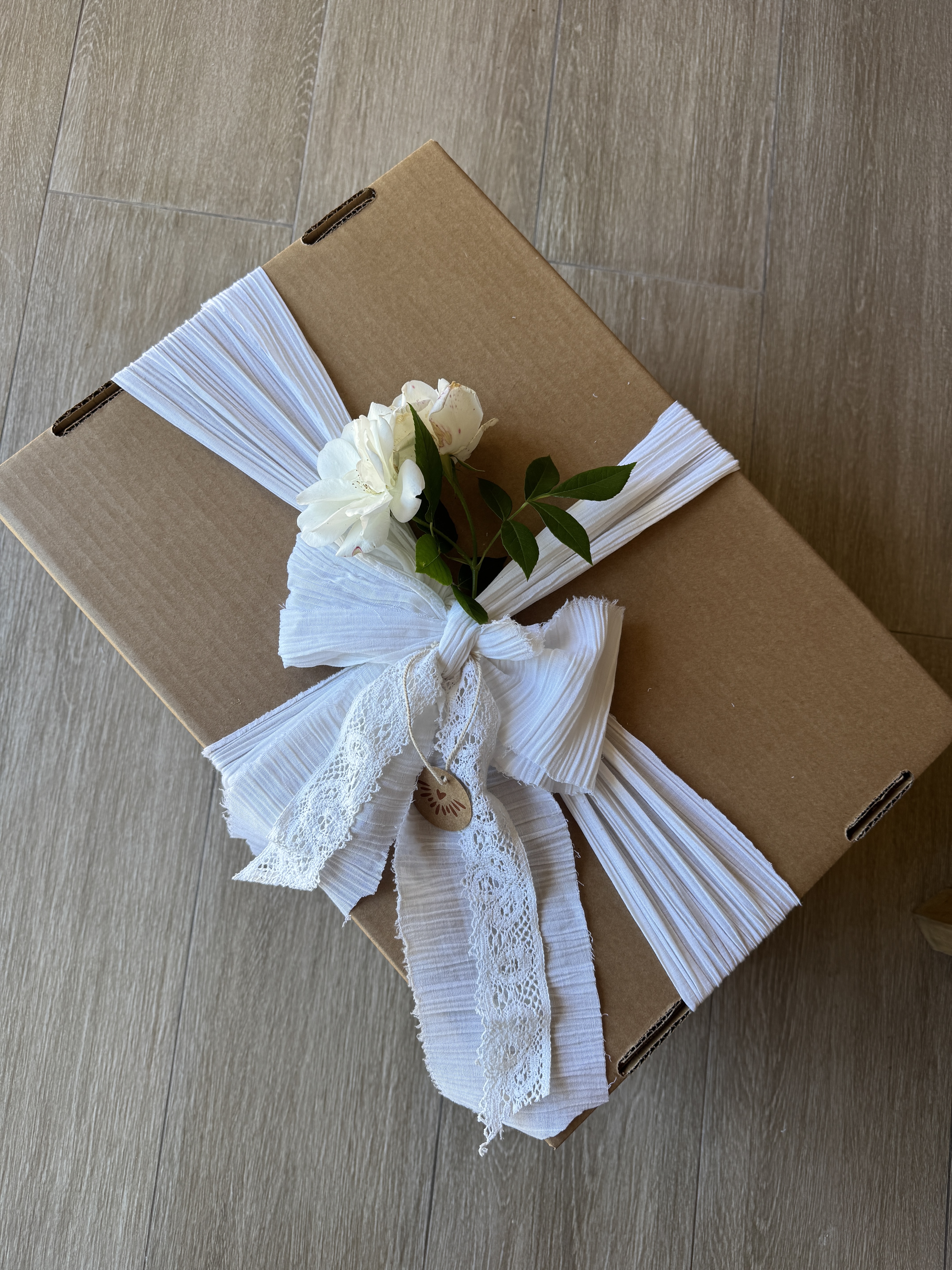 Caja de regalo de Atelier con flores