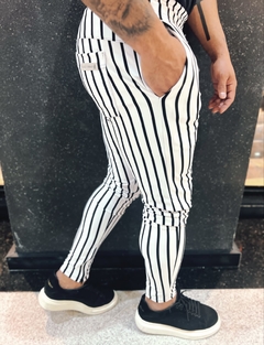 Calça listrada Slim exaut na internet