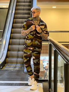 Conjunto unissex camisa + calca jogger estampado camuflado