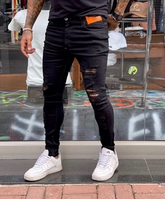 calça jeans super skinny all black levva rasgo no joelho na internet