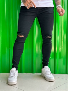 calça jeans super skinny levva preta rasgo no joelho na internet