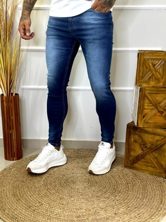 calça jeans super skinny escura lisa