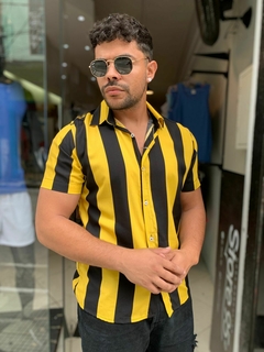 camisa listrada amarela e preta