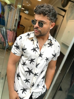 camisa estampada viscose premium - creme coqueiro