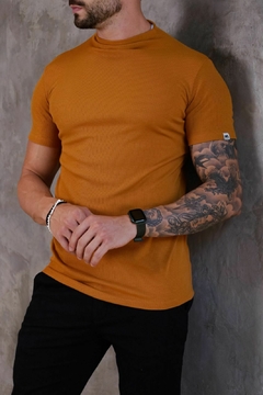 camiseta gola média malha canelada - caramelo