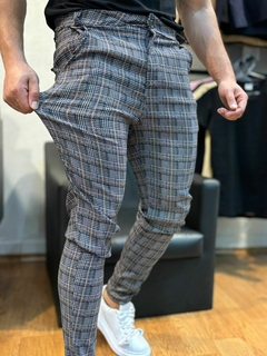 calça alfaiataria bengaline xadrez cinza - store95