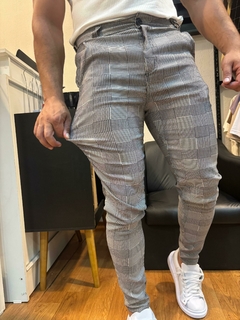 calça alfaiataria bengaline xadrez cinza claro na internet