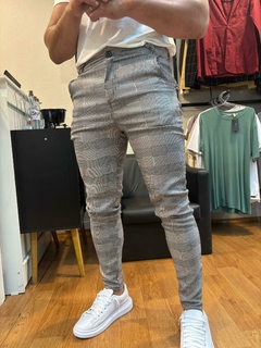calça alfaiataria bengaline xadrez cinza claro - comprar online