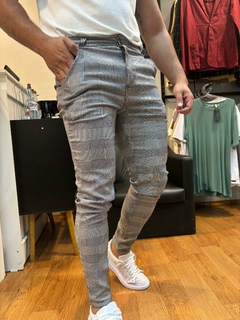 calça alfaiataria bengaline xadrez cinza claro