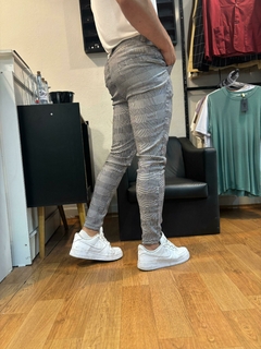 calça alfaiataria bengaline xadrez cinza claro - store95