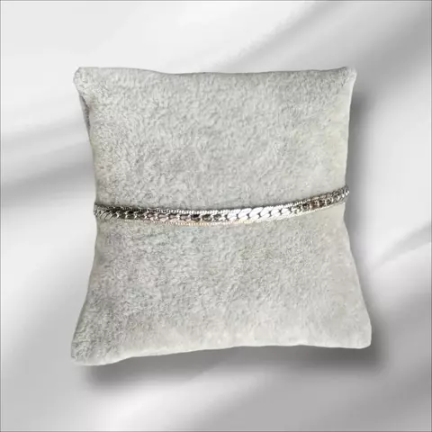 Pulseira prata fita detalhada