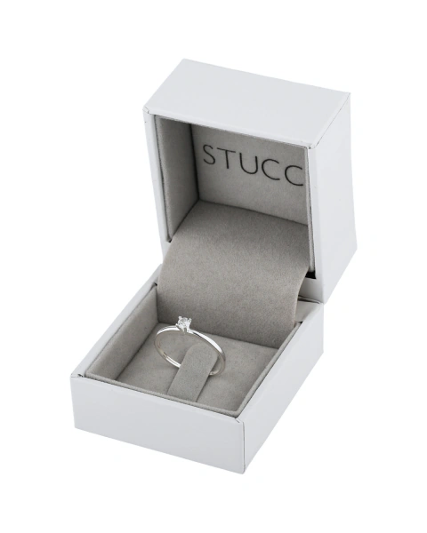 Estojo para anel premium cinza com interior aveludado, contendo um anel prateado com pedra, ideal para presentear.
