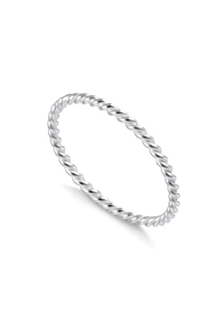 Anel de prata 925 torcido com design simples e elegante, ideal para uso diário ou para combinar com outros anéis.