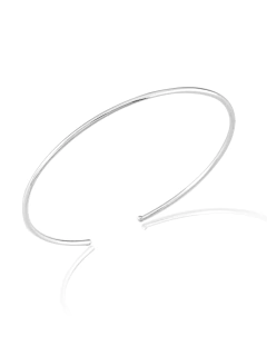 Bracelete de prata 925 liso, modelo minimalista com acabamento polido, ideal para quem busca elegância e simplicidade.