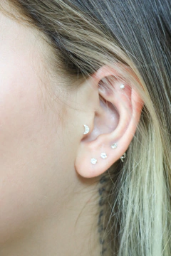 Piercing Trágus Lua Cravejada na internet