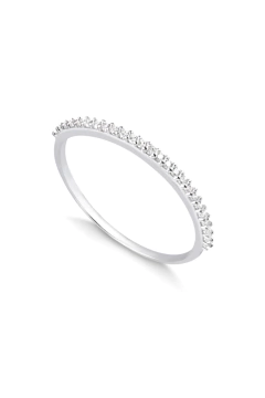 Anel de prata 925 meia aliança cravejado com pedras, modelo aparador, exibido em fundo branco.