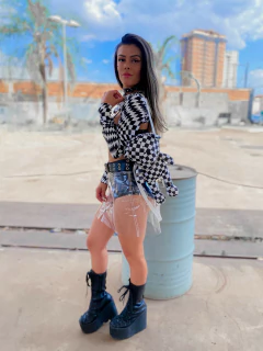 Cropped Cage na internet