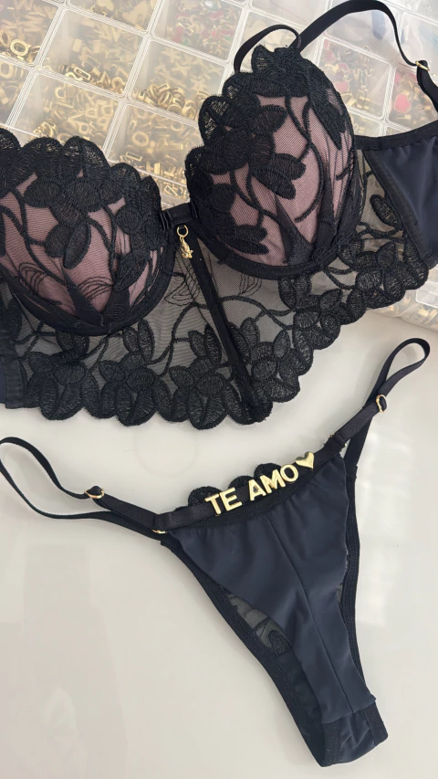 CONJUNTO PRETO/BOJO NUDE PÉTALA COM BOJO PERSONALIZÁVEL (NÃO ACOMPANHA LETRAS) - comprar online