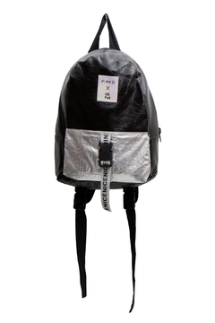 MOCHILA COM BOLSO METALIZADO