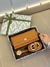KIT PRESENTEAVEL TRES PEÇAS CARTEIRA BOLSA COM CINTO E RELOGIO LUXO - CARAMELO