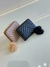 MINI CARTEIRA COM POMPOM - Eu Amo Bolsas 