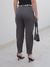 Calça Feminina Luma em Alfaiataria Modelagem Cenoura na internet