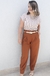 Calça Feminina Luma em Alfaiataria Modelagem Cenoura