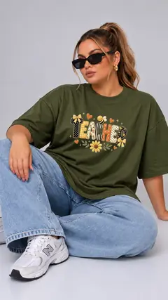 Camiseta "TEACHER EFEITO BORDADO" Ampla Cobre Bumbum Modelagem Unissex Plus Size em Algodão cor Verde Militar