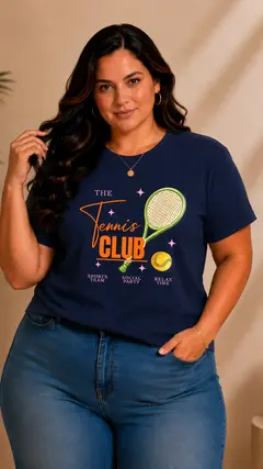 Camiseta plus size azul marinho com estampa de raquete e bola de tênis, usada por mulher com jeans azul