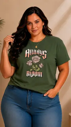 Camiseta plus size verde militar em algodão com estampa floral e texto "Always Bloom", usada por mulher com cabelo ondulado e jeans azul