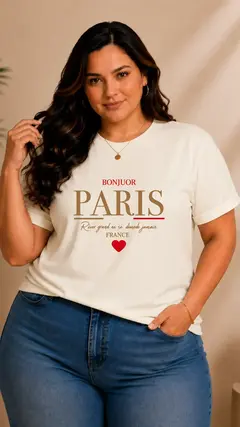 Mulher plus size usando camiseta off white de algodão com estampa Paris em destaque